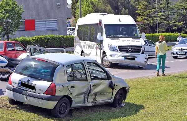 Voznik iz Celja je z avtobusom clia zrinil s ceste.