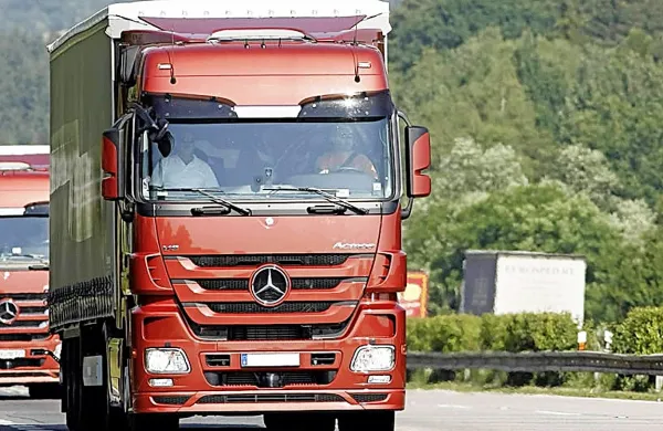    Oktobra predlani je malo manjkalo, pa bi mercedesov tovornjak  brkinskega podjetja Ronzullo končal brez sledi v 
Srbiji (fotografija je simbolična).