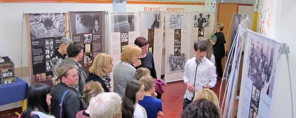 Razstava bo na ogled še dva meseca. V tem času  bodo 
učenci vsem obiskovalcem z veseljem predstavili življenje 
Ane Frank in obdobje, v katerem je živela.