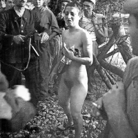 Sosedje ponižujejo objokano Korzičanko. Očitajo ji pečanje z nemškimi 
vojaki. Na silo so jo ostrigli in slekli do golega.