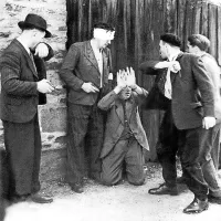 Avgusta 1944 v osvobojenem  Rennesu pretepajo francoskega 
kolaboranta. 