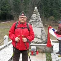 Guido Bertok pri spomeniku padlim na Nanosu