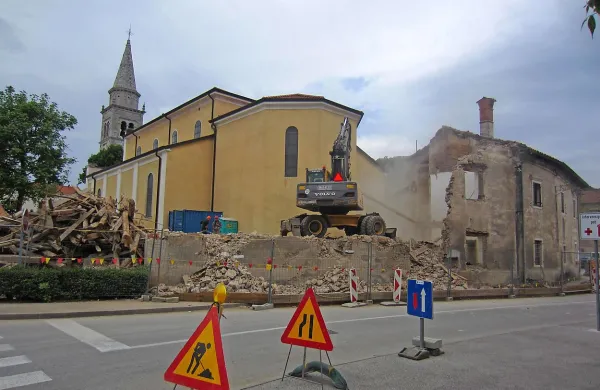 Te dni so na osrednjem sežanskem trgu, ob cerkvi sv. 
Martina, brneli bagri in rušili zgodovinsko hišo, v kateri je bilo 
nekoč župnišče, zadnje četrt stoletja  pa Karitas. Župnija bo 
tam postavila novo stavbo.  

 