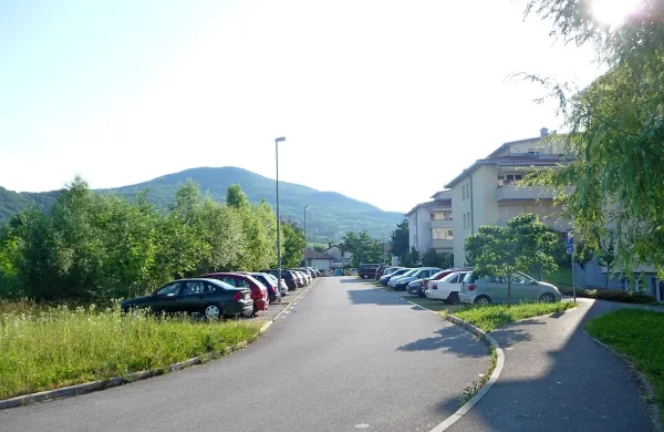 Na Vojkovi drug ob drugem stojijo štirje stanovanjski bloki in 
stanovalci vseh štirih so vložili tožbe. A zaradi pravniške 
togosti si bo izvedenec gradbene stroke ogledal le enega. 