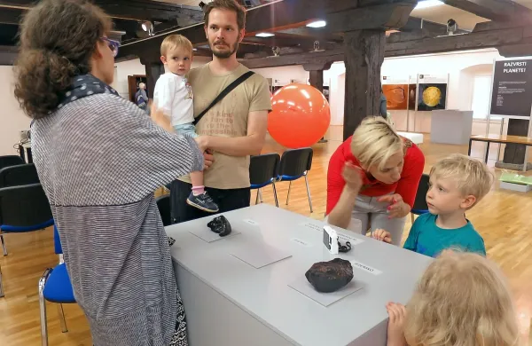 Na prvi pogled majhni kamni so zelo težki meteoriti, ki so jih našli na naših 
tleh.