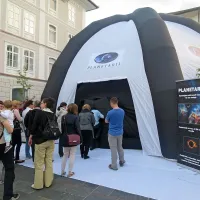 Sodobno opremljen planetarij  omogoča vrteče popotovanje po vesolju, ki se ga splača doživeti.