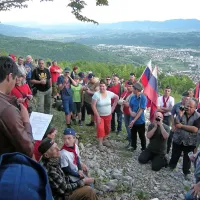 Mesec: Slavje s priokusom