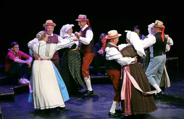 V društvu plešejo istrske, tržaške, gorenjske, belokranjske in koroške plese.
