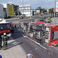 Gasilsko vozilo na nujni vožnji se je prevrnilo v kroži&scaron;ču