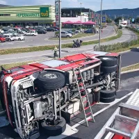 Gasilsko vozilo na nujni vožnji se je prevrnilo v kroži&scaron;ču