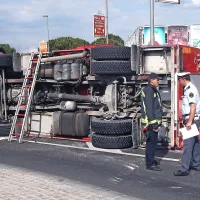 Gasilsko vozilo na nujni vožnji se je prevrnilo v kroži&scaron;ču