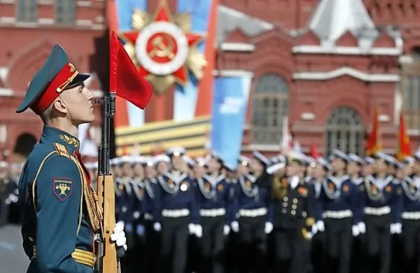 Prizor z lanske parade ob obletnici konca druge svetovne vojne v Moskvi.