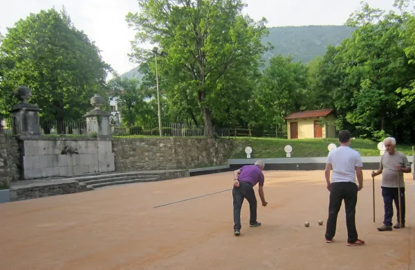 Slikovito okolje grajskega vrta je priljubljen prostor za 
druženje tudi ljubiteljskih balinarjev. 