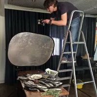  Fotografija z naslovom  “Ribe iz čistega   morja, vino z razglednih hribov in 
ekstra deviško oljčno olje - trio užitka”  je za razliko od tiste s kraškim 
pršutom nastala izredno hitro, saj so morale ribe (na mizi kraljujejo brancini 
Fonda) videti  čimbolj sveže.   