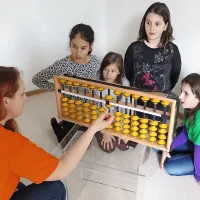 Nataša Škrinjar pri brainobrain učni tehniki uporablja abakus.