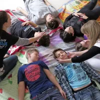 Dinamičnim učnim lekcijam sledijo minute sprostitve, ko se 
uravnotežita tudi obe možganski polovici. 