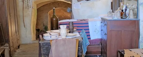 Skromno, napol jamsko  domovanje za ljudi, živali in pridelke v Materi 