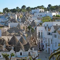 Trulliji, suhozidane hiške s stožčastimi strehami v  Alberobellu 
