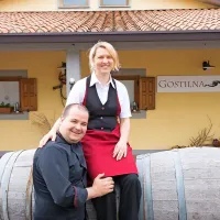 Tea in Dean Čebron pred njuno gostilno na turistični kmetiji v 
Preserju 
