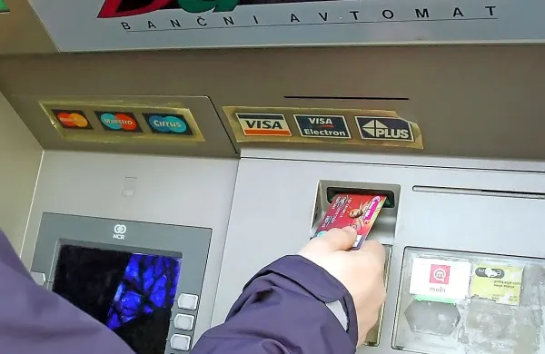Obtoženi se je izgovarjal, da mu je bankomat dal možnost, da denar dvigne. 