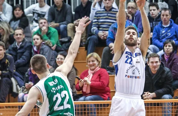Alen Hodžić (desno) je sezono končal s povprečjem 11,7 doseženih košev 
na tekmo.