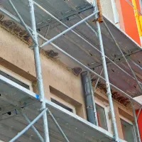 Gradbinci so temeljito odstranili vsa lastovičja gnezda.