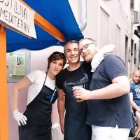 Desno Jure Ferligoj iz Hiše refoška, levo ekipa iz gostilne 
Mediteran