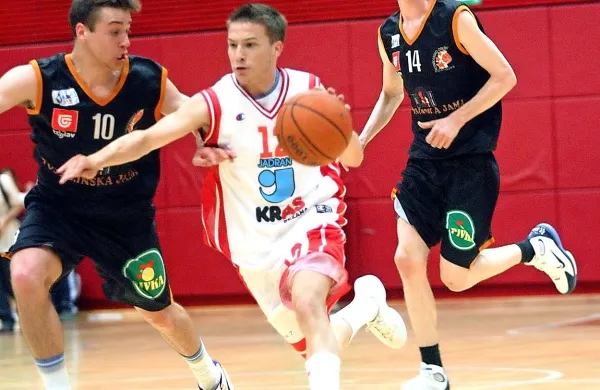 Desklan Jan Močnik (z žogo) je v  slovenski prvi ligi debitiral v 
dresu sežanskega kluba.