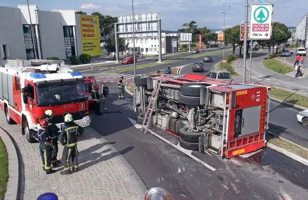 Gasilska cisterna se je v krožišču, le lučaj od gasilskega 
doma, prevrnila na desni bok. 
