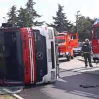 Poškodovano gasilsko vozilo bo danes pregledal cenilec.