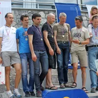 Najboljše štafete: zmagovalna trojka Slovenske vojske, obdana  z štafetama iz Vipavske doline.

