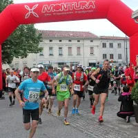 Takole so se ultramaratonci ob 6. uri zjutraj podali na 105 
kilometrsko pot po Gori,  Krasu in Vipavski dolini.