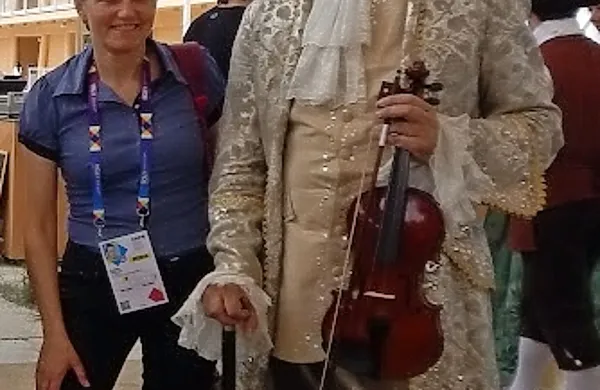 Tudi veliki skladatelj Giuseppe Tartini ne more brez novinark. 
Tokrat mu je družbo delala Claudia Raspolić, TV Capodistria.