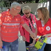 Defibrilator je enostaven za uporabo, vendar se večini zdi trd 
oreh.