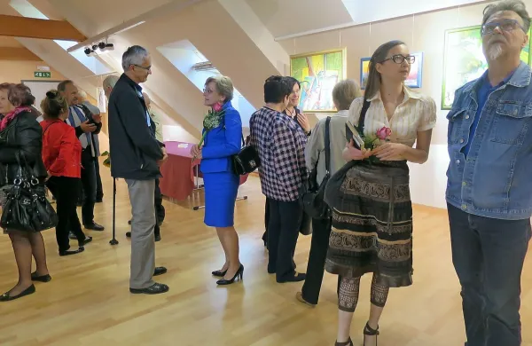Za spominsko galerijo dr. Jožeta Felca je vdova Alenka 
Höfferle Felc (v modrem) darovala obilje možu podarjenih 
slik.