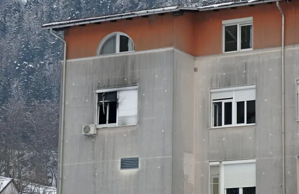 Požar naj bi huje po&scaron;kodoval dve tretjini skladi&scaron;čnih prostorov Mercatorja v Zalogu