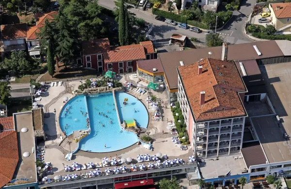 Novi direktor Hotelov Metropol Aleksander Volaš je svojega 
bivšega delodajalca, Terme Čatež, zapustil z neporavnanim 
dolgom v višini 180.000 evrov. 