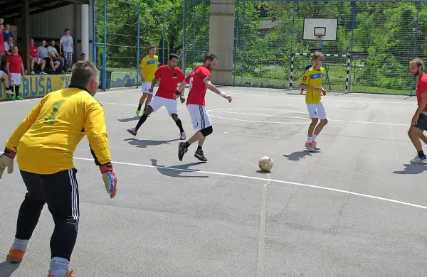 Na malonogometnem turnirju je nastopilo kar šest ekip, med 
njimi “selekcija” tolminskega župana Uroša Brežana. 
