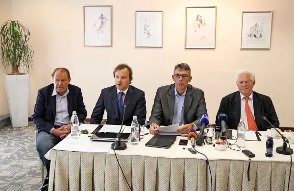  

Jurij Kleindienst (prvi z leve), Andrej Kren (tretji z leve) in 
Francis Hoogewerf (prvi z desne) so  pojasnjevali  nevpletenost Stojana Petriča v njihovo medsebojno poslovanje z 
družbo Archimede.  