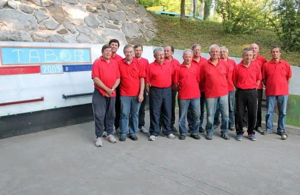 Aktivno jedro BK Tabor (z leve), spedaj: Ivan Lemut,  Emil Fras, 
Stojan Žgavc, Ivan Praček Milan Marc Jo že Curk; zadaj: 
Adam Raspor,  Damjan Curk,  Ernest Božič, Danilo Curk, Albin 
Žgavec, Ivan Curk in  Aleš Bric. 