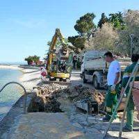 Delavci bodo ojačali tudi dno obalnega zidu na sprehajalni 
poti.