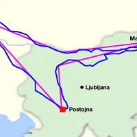 Rdeča črta prikazuje napovedani izziv, modra pa dejanski potek letenja: Boštjan Rudolf 
 je nalogo opravil v celoti, Sandi Kavalič in Miha Premrl pa sta se  zaradi slabih vremenskih 
razmer  obrnila  proti zahodu, letela  do Gemone v Italiji in nato nazaj preko Ajdovščine do 
Postojne.