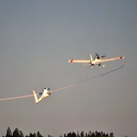Tako je videti modelarska aero zaprega, ko motorno letalo  
(zgoraj desno)  vleče jadralno na višino, kjer slednje ujame 
ustrezne zračne tokove.



