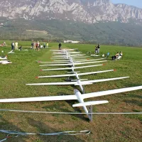 Modeli jadralnih letal čakajo na vzlet. 