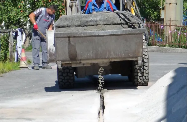 Tako so jeseni leta 2012 izvajalci z optičnimi kabli povezovali 
vasi v sežanski občini. Ali bodo občine morale del denarja za 
gradnjo vrniti, še ni povsem jasno.