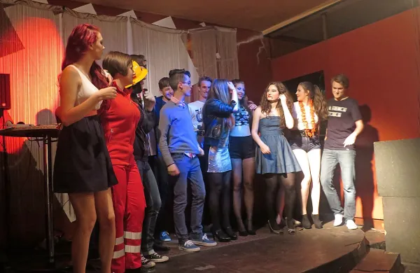 Igro so mladi gledališčniki odigrali med gledalci, na “odru” pa 
so se zbrali le ob zaključku.