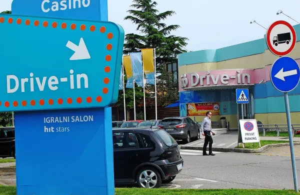 Hit načrtuje, da bi igralni salon Drive-in spremnil v igralnico z 
živimi igrami, ga razširil, sčasoma pa tam postavil še manjši 
hotel. Najprej pa mora dobiti koncesijo. 
