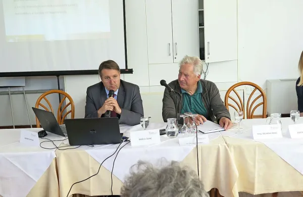V Izoli poteka posvet Zveze društev upokojencev Slovenije 
(Zdus) o prihodnosti skrbi za bolne in onemogle.