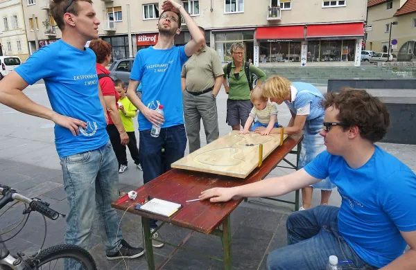 Jernej Podobnik in Rok Krhlikar (levo) ob stezi s solarnimi 
avtomobilčki, ki so zaposlovali predvsem najmlajše otroke.