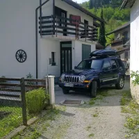 Gregor Strmčnik vozi jeep cherokee, fotografija je nastala v 
Lučah (Savinjska dolina), kjer ima njegova družina še en dom.